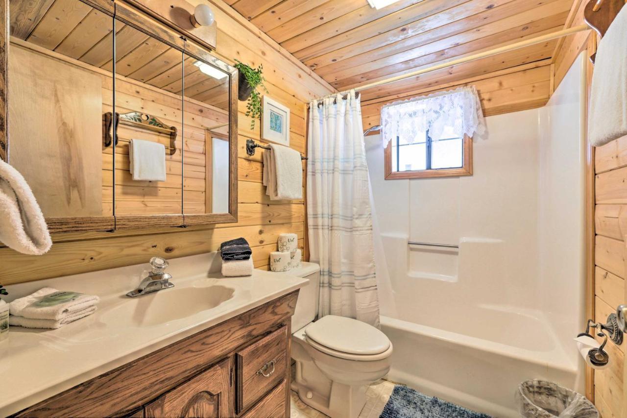 Rustic Duck Creek Village Cabin With Fire Pit! Exterior photo